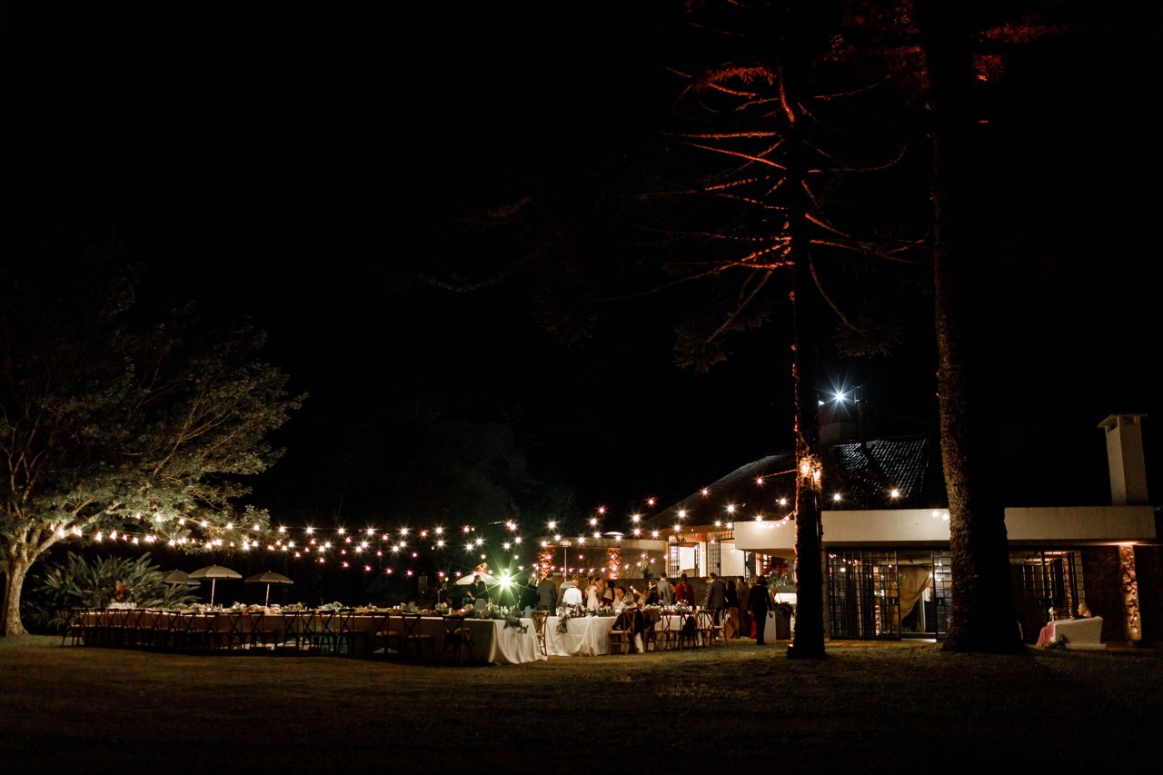 Jantar de casamento ao ar livre na sede iluminada