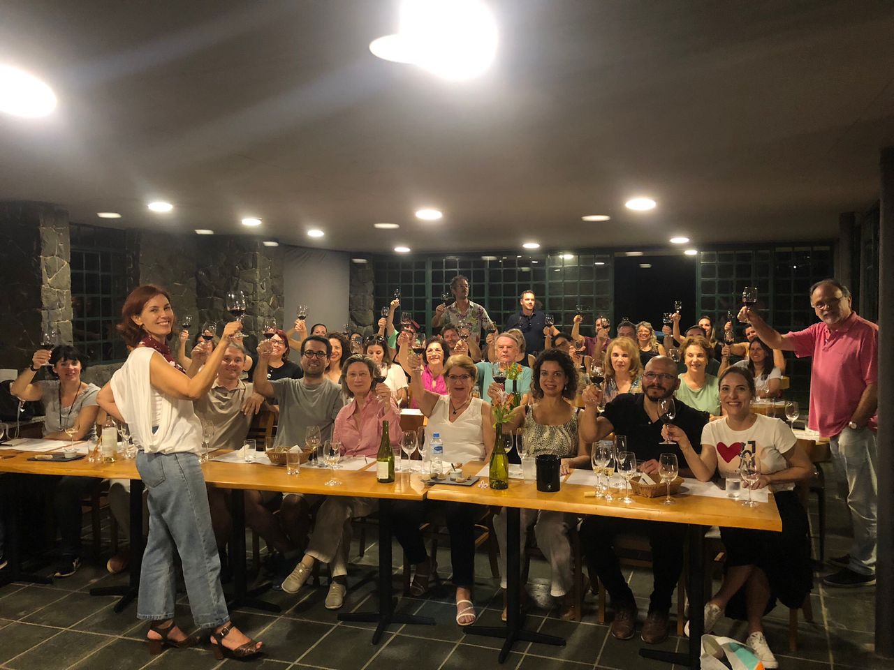 Grupo brindando no salão de degustação da vinícola